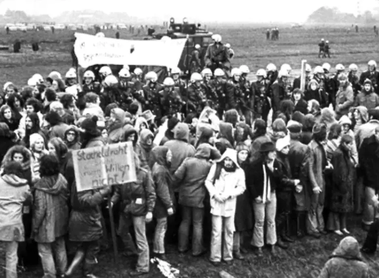 Weder-friedliche-noch-gewalttaetige-Proteste-koennen-den-Bau-des-Kernkraftwerks-Brokdorf-in-Schleswig-Holstein-stoppen-1976-wird-der-Bau-begonnen-ein-Baustopp-kann-die-Fertigstellung-nur-verzoegern