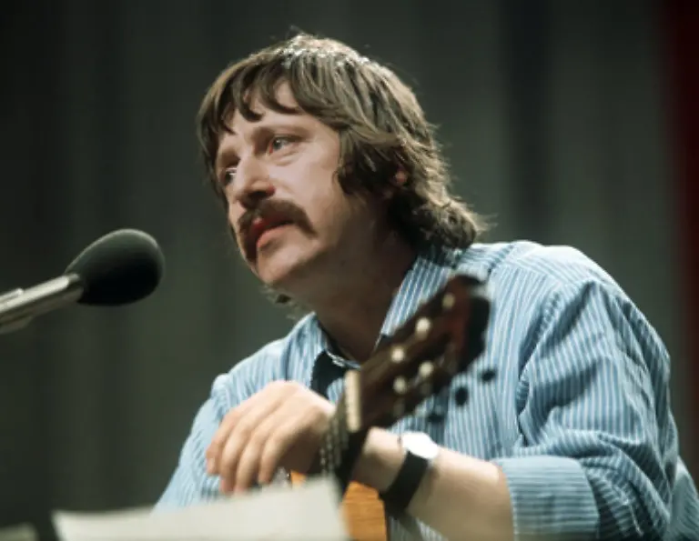 Die-SED-demonstriert-nach-innen-und-nach-aussen-wie-sie-mit-Kritikern-umgeht-Der-Liedermacher-Wolf-Biermann-der-auf-Einladung-der-IG-Metall-zu-einer-Konzertreise-in-die-Bundesrepublik-gekommen-war-wird-am-16-November-1976-ausgebuergert