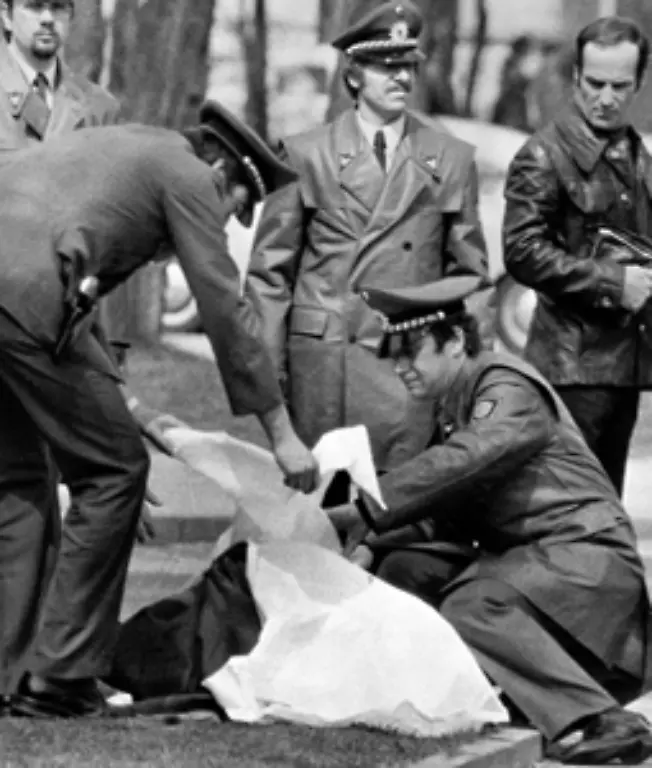 7-April-1977-Generalbundesanwalt-Siegfried-Buback-sein-Fahrer-Wolfgang-Goebel-sowie-der-Leiter-der-Fahrbereitschaft-der-Bundesanwaltschaft-Georg-Wurster-werden-in-Karlsruhe-ermordet