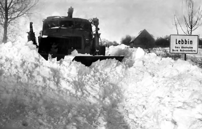 Im-Winter-1978-79-versinkt-Norddeutschland-im-Schnee-Hunderte-Orte-sind-zeitweise-von-der-Aussenwelt-abgeschnitten-In-der-DDR-trifft-es-die-Insel-Ruegen-besonders-hart-In-Westdeutschland-sterben-17-Menschen-in-der-DDR-mindestens-fuenf