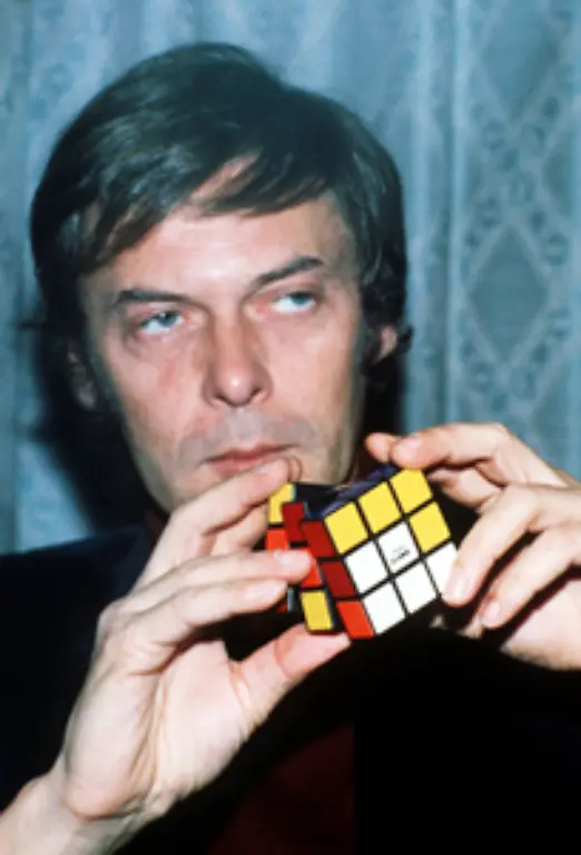 Das-beste-Solitaerspiel-des-Jahres-1980-ist-der-Zauberwuerfel-1981-erreicht-der-Hype-um-Rubik-s-Cube-seinen-Hoehepunkt-1982-ist-der-Spuk-schon-wieder-vorbei-um-2009-ein-Comeback-zu-erleben