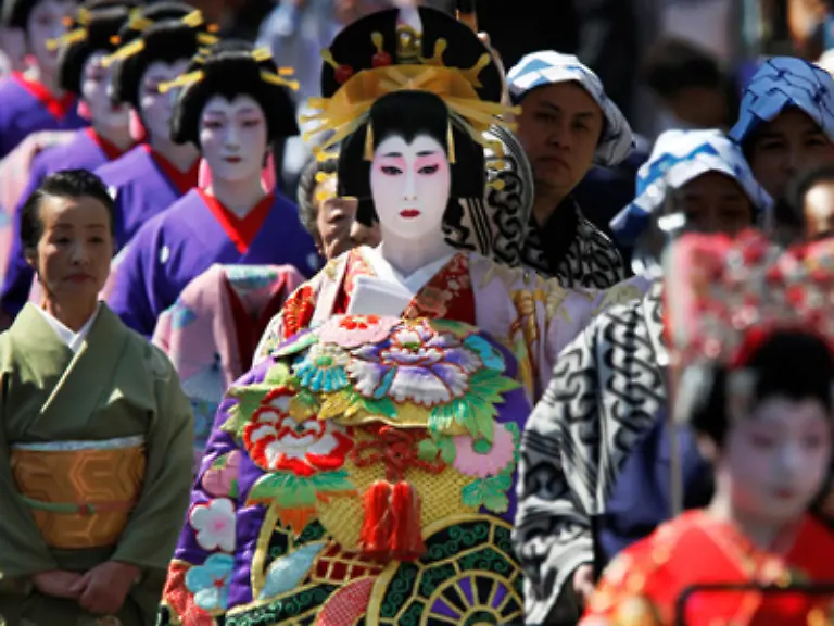 Diese-Zeit-und-die-Kultur-der-High-Class-Kurtisanen-lebt-in-einer-Parade-im-Tokioter-Einkaufsviertel-Asakusa-alljaehrlich-wieder-auf
