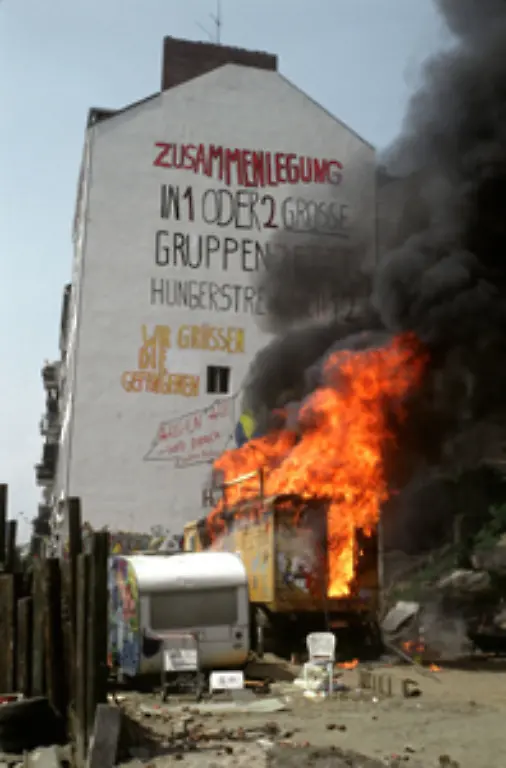 22-September-1981-Nach-der-Raeumung-von-besetzten-Haeusern-in-West-Berlin-wird-bei-Auseinandersetzungen-mit-der-Polizei-ein-Demonstrant-von-einem-Bus-ueberrollt-und-stirbt-In-Hamburg-wird-die-Hafenstrasse-Bild-zum-Symbol-der-Hausbesetzerszene