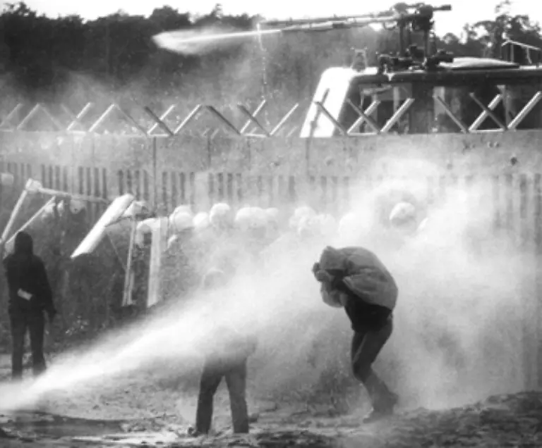Herbst-1981-Hoehepunkt-der-Proteste-gegen-den-Bau-der-Startbahn-West-1984-wird-die-Startbahn-in-Betrieb-genommen