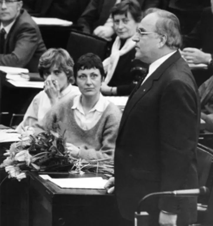 Bundeskanzler-Helmut-Kohl-beginnt-seine-16-Jahre-als-Kanzler-mit-der-Ankuendigung-einer-geistig-moralischen-Wende