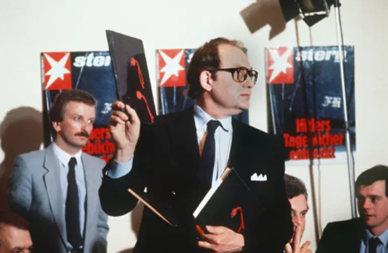 25-April-1983-Der-Stern-praesentiert-auf-einer-grossen-Pressekonferenz-die-angeblichen-Tagebuecher-von-Adolf-Hitler-Schon-eine-Woche-spaeter-ist-klar-Alles-nur-gefaelscht