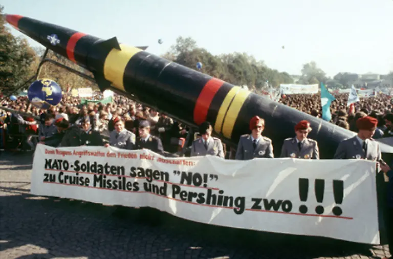 Am-22-Oktober-1983-nehmen-mehr-als-eine-Million-Menschen-an-Demonstrationen-gegen-die-bevorstehende-Stationierung-neuer-US-Atomraketen-auf-deutschem-Boden-teil-Die-Nachruestung-war-im-NATO-Doppelbeschluss-von-1979-festgelegt-worden