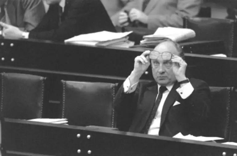 16-Februar-1987-In-der-Flick-Parteispendenaffaere-werden-die-ehemaligen-FDP-Wirtschaftsminister-Otto-Graf-Lambsdorff-und-Hans-Friderichs-sowie-der-fruehere-Flick-Manager-Eberhard-von-Brauchitsch-vom-Bonner-Landgericht-wegen-Steuerhinterziehung-verurteilt