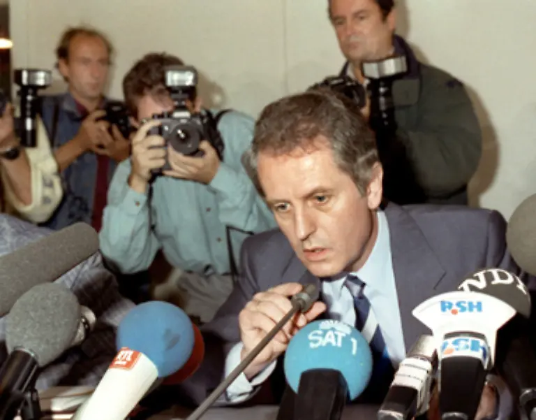 11-Oktober-1987-Der-schleswig-holsteinische-CDU-Politiker-Uwe-Barschel-wird-tot-in-der-Badewanne-seines-Genfer-Hotelzimmers-gefunden