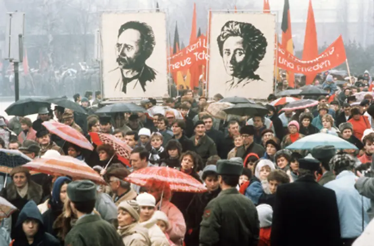17-Januar-1988-Auf-einer-offiziellen-Demonstration-der-SED-Bild-kommt-es-zu-Protesten-unter-der-Losung-eines-Zitats-von-Rosa-Luxemburg-Freiheit-ist-immer-die-Freiheit-des-Andersdenkenden-Zahlreiche-Demonstranten-werden-verhaftet