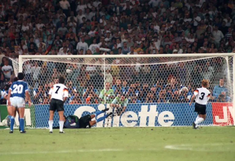 Am-8-Juli-1990-wird-West-Deutschland-in-Rom-mit-einem-1-0-Sieg-ueber-Argentinien-zum-dritten-Mal-nach-1954-und-1974-Fussball-Weltmeister