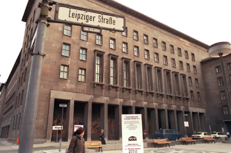 16-Juli-1990-In-Ost-Berlin-konstituiert-sich-die-Treuhandanstalt-die-fuer-die-Abwicklung-der-8000-Volkseigenen-Betriebe-VEB-zustaendig-ist-Millionen-Menschen-verlieren-ihre-Arbeit