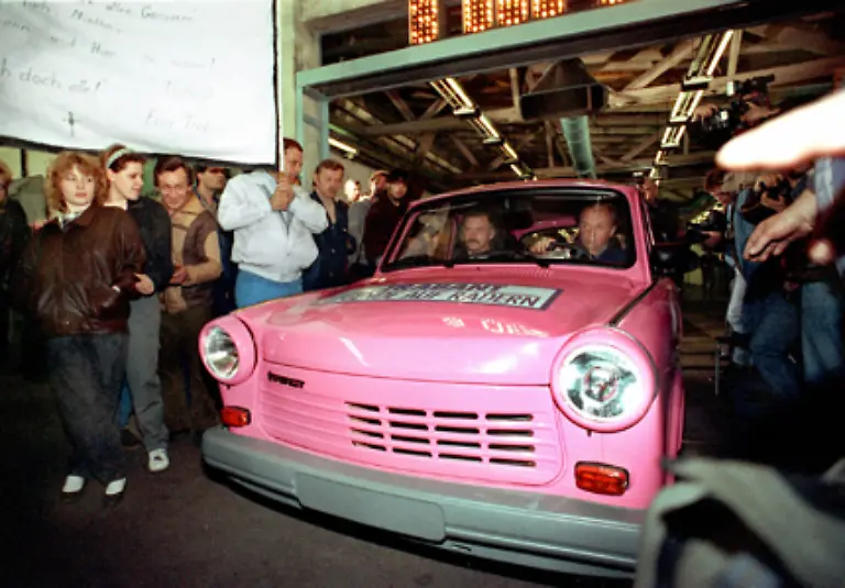 30-April-1991-Der-letzte-Trabant-rollt-in-Zwickau-vom-Band-direkt-ins-Automobilmuseum-der-Stadt
