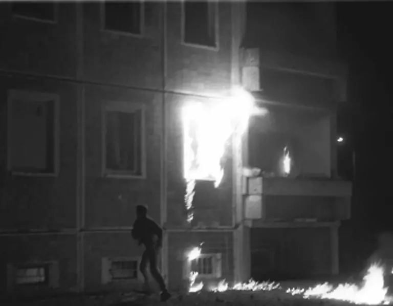 22-bis-28-August-1992-Pogrom-artige-Zustaende-in-Rostock-Lichtenhagen-Rechtsradikale-Randalierer-aus-ganz-Deutschland-belagern-ein-Heim-fuer-Asylbewerber-Anwohner-applaudieren