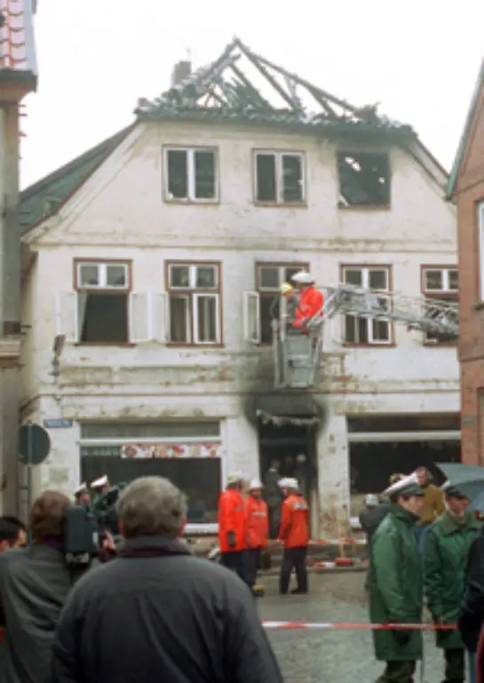 23-November-1992-Bei-einem-rechtsextremistischen-Brandanschlag-in-Moelln-Bild-sterben-drei-Tuerkinnen-Am-29-Mai-1993-setzen-vier-junge-Maenner-in-Solingen-das-Haus-einer-tuerkischen-Grossfamilie-in-Brand-Fuenf-Tuerkinnen-sterben