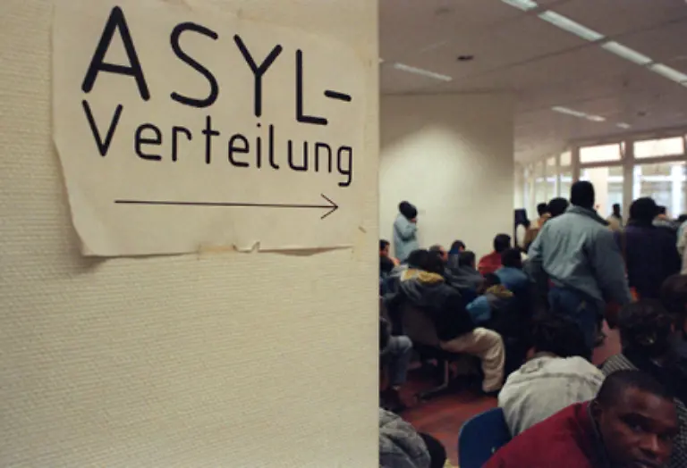 Am-1-Juli-1993-tritt-das-neue-Asylrecht-in-Kraft-Es-erschwert-den-Zugang-zum-Asylverfahren-und-erleichtert-die-Abschiebung