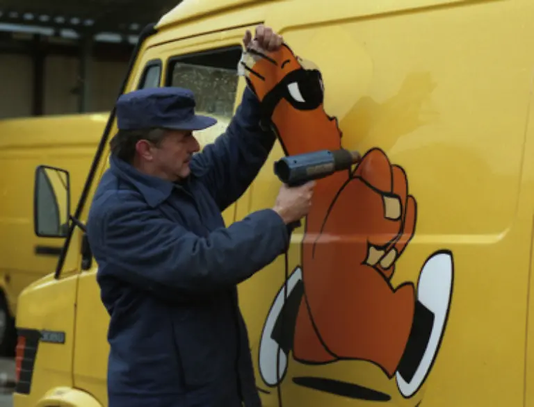 Ebenfalls-am-1-Juli-1993-werden-die-vierstelligen-Postleitzahlen-durch-ein-fuenfstelliges-System-ersetzt