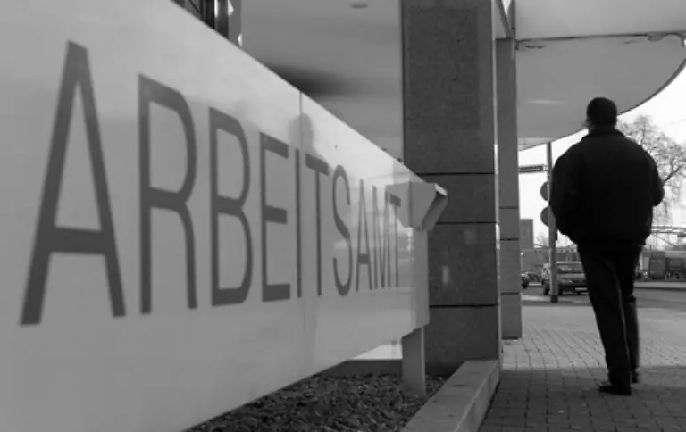 Erstmals-seit-Bestehen-der-Bundesrepublik-ueberschreitet-die-Arbeitslosenzahl-die-Vier-Millionen-Grenze-4-029-Millionen-Menschen-waren-im-Januar-1994-ohne-Arbeit-teilt-die-Bundesanstalt-fuer-Arbeit-am-8-Februar-mit