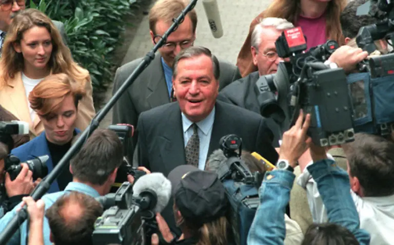 15-April-1994-Die-Juergen-Schneider-AG-meldet-Konkurs-an-Hauptglaeubiger-ist-die-Deutsche-Bank-Unbezahlte-Handwerkerrechnungen-in-Hoehe-von-50-Millionen-Mark-bezeichnet-Vorstandssprecher-Hilmar-Kopper-Bild-spaeter-als-Peanuts