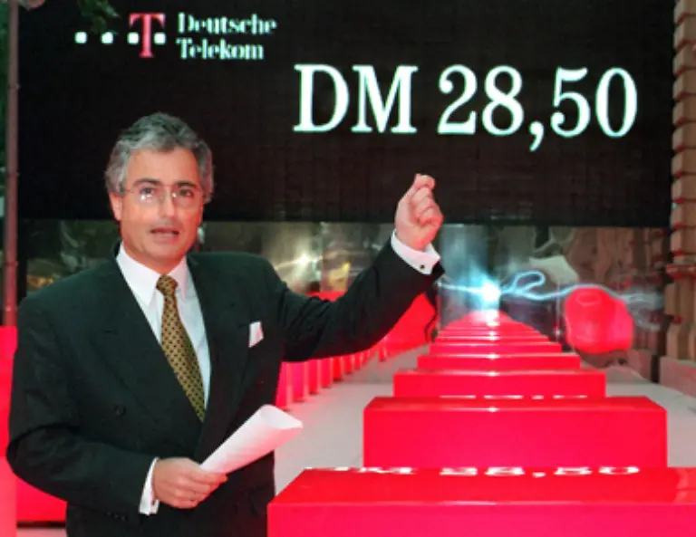 18-November-1996-Die-Deutsche-Telekom-geht-an-die-Boerse-Die-713-Millionen-ausgegebenen-Aktien-bringen-der-Telekom-Einnahmen-von-20-Milliarden-Mark-Spaeter-sorgt-der-tiefe-Fall-des-Papiers-fuer-Aerger-bei-den-vielen-privaten-Anteilseignern
