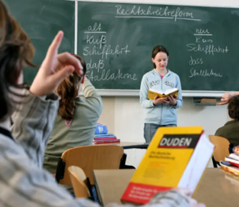 1-August-1998-Die-Rechtschreibreform-tritt-in-Kraft-Die-neuen-Schreibweisen-sind-zunaechst-nur-fuer-Schulen-und-Behoerden-verbindlich-Die-Uebergangszeit-waehrend-der-auch-die-alte-Schreibweise-erlaubt-ist-endet-2005