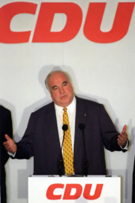 Die-Bundestagswahl-vom-27-September-1998-endet-mit-einem-Sieg-von-SPD-und-Gruenen-Helmut-Kohl-der-es-nach-16-Jahren-im-Amt-noch-einmal-wissen-wollte-ist-abgewaehlt-Die-Union-erzielt-ihr-schlechtestes-Ergebnis-seit-1949