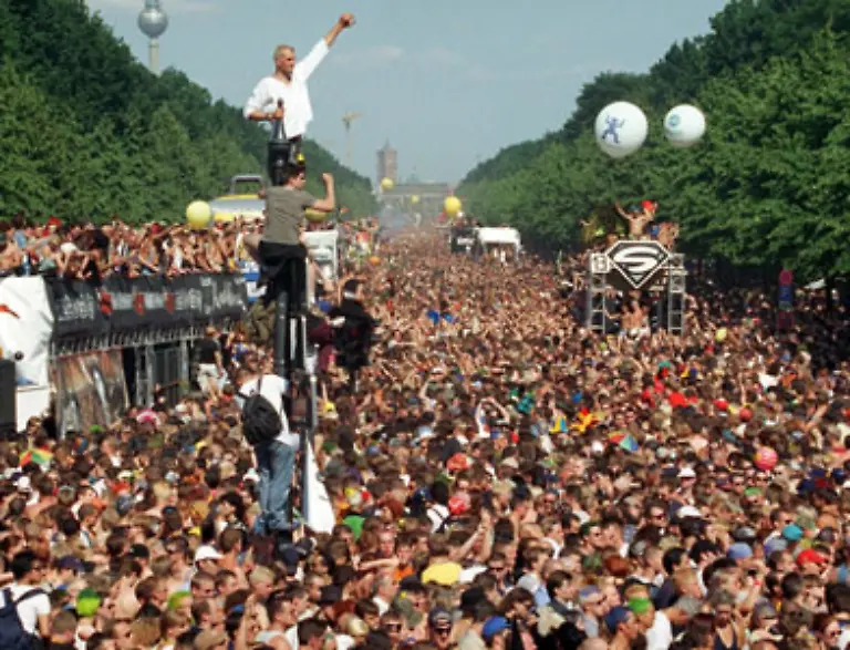 10-Juli-1999-In-Berlin-brechen-1-5-Millionen-Raver-bei-der-Love-Parade-alle-Rekorde-Tanzende-Techno-Fans-verwandeln-den-Tiergarten-in-die-groesste-Open-Air-Diskothek-der-Welt-2006-zieht-die-Love-Parade-zum-letzten-Mal-ueber-die-Strasse-des-17-Juni