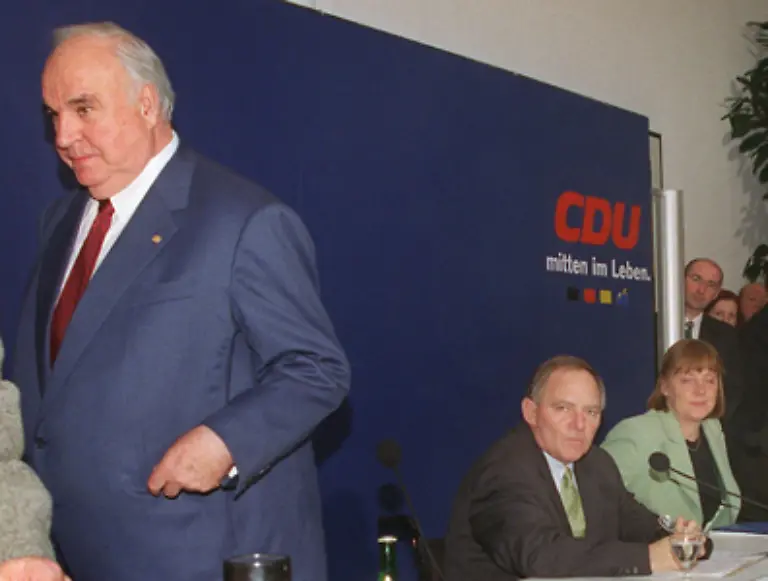 30-November-1999-Altkanzler-Kohl-raeumt-in-der-CDU-Spendenaffaere-die-Fuehrung-verdeckter-Partei-Konten-ein