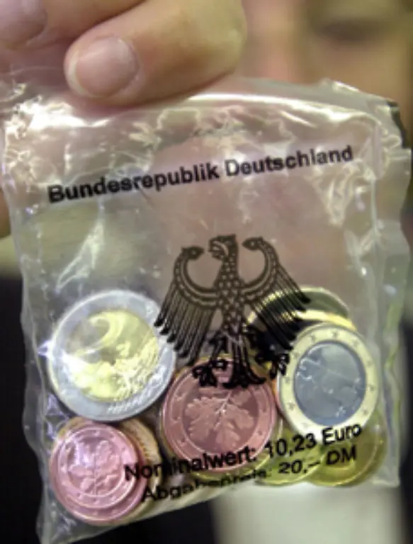 Im-bargeldlosen-Geldverkehr-gilt-der-Euro-bereits-seit-dem-1-Januar-1999-Am-1-Januar-2002-loest-der-Euro-die-D-Mark-auch-als-Bargeld-ab
