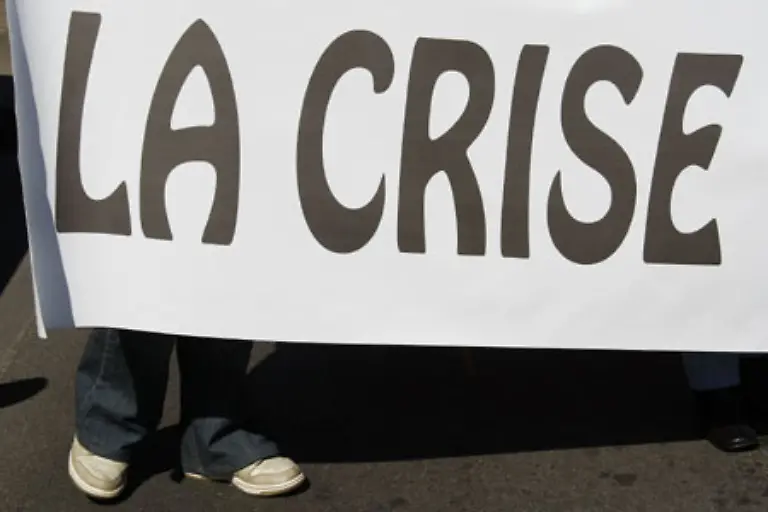 In-Bordeaux-geht-ein-Demonstrant-hinter-einem-Banner-mit-der-Aufschrift-Die-Krise