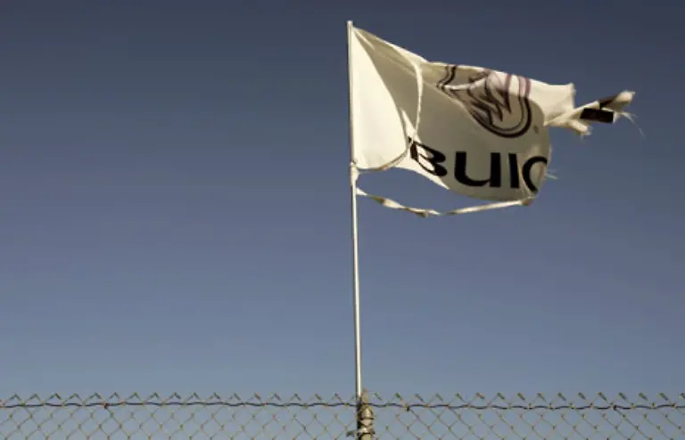 Eine-zerrissene-Flagge-mit-dem-Logo-der-Automarke-Buick-im-kalifornischen-Daly-City
