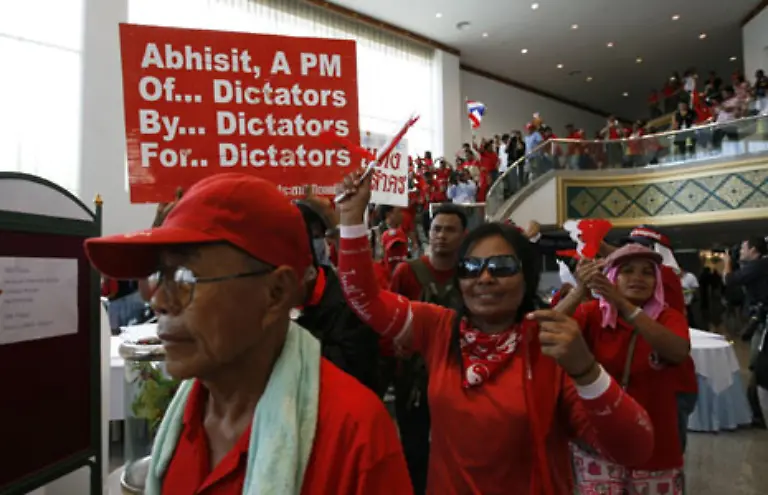 Rote-Demonstranten-die-die-Absetzung-des-seit-Dezember-amtierenden-Ministerpraesident-Abhisit-Vejjajiva-von-der-Demokratischen-Partei-fordern-133
