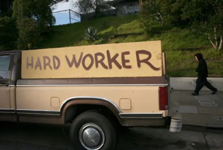 Handgemaltes-Schild-auf-einem-Pickup-in-San-Francisco