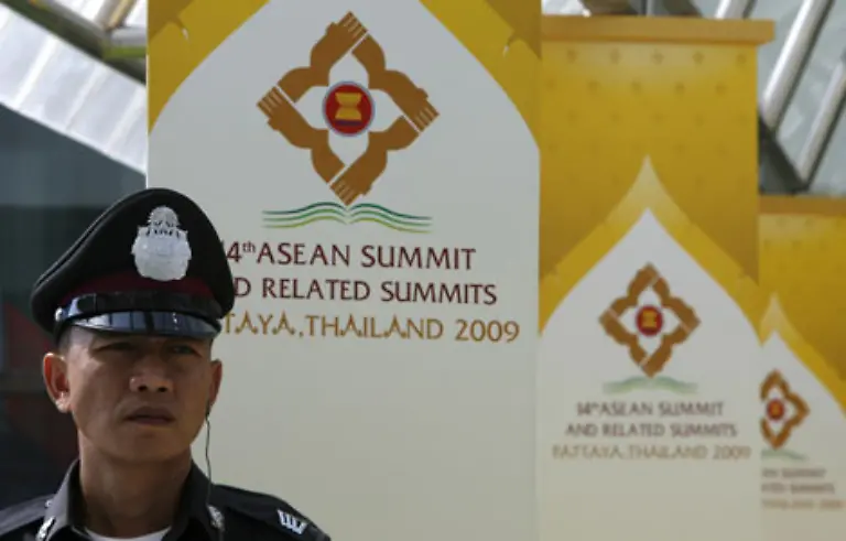 Dabei-war-der-Gipfel-Ende-2008-bereits-einmal-verschoben-worden-weil-gelbe-Demonstranten-die-Absetzung-von-Abhisits-Vorgaenger-Somchai-Wongsawat-der-von-den-Roten-unterstuetzt-wird-forderten