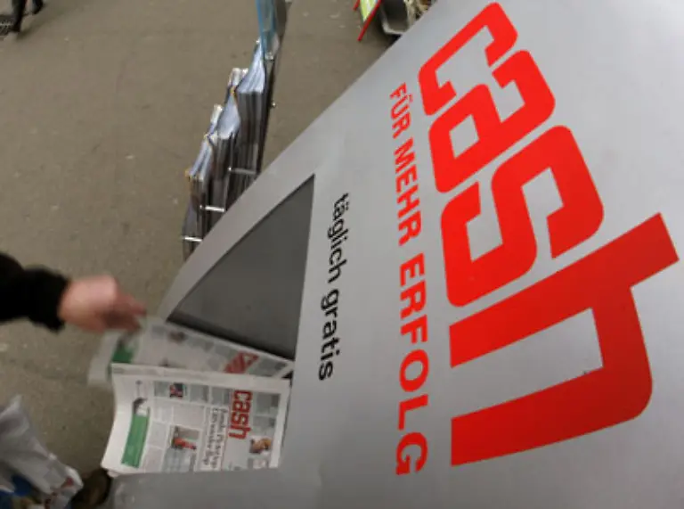 Ein-Mann-nimmt-sich-in-Zuerich-eine-Gratis-Zeitung