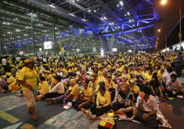 Sie-besetzten-das-Regierungsviertel-und-den-internationalen-Flughafen-von-Bangkok