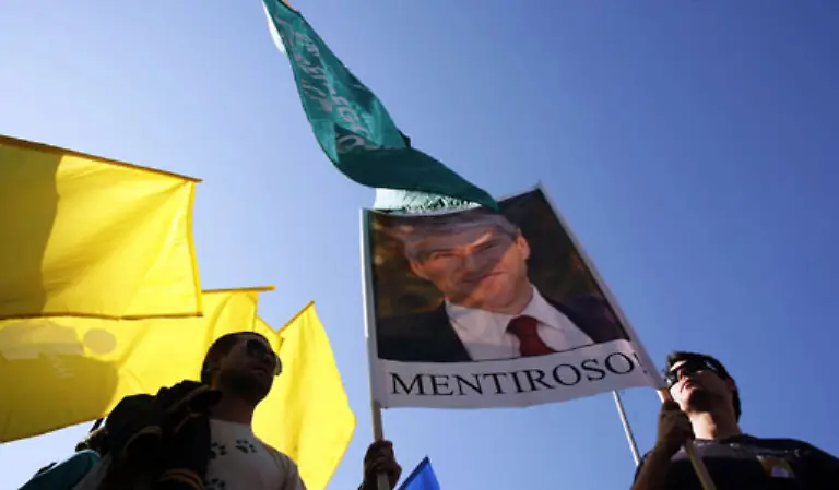 In-Portugal-bezeichnen-Demonstranten-Ministerpraesident-Jose-Socrates-als-Luegner