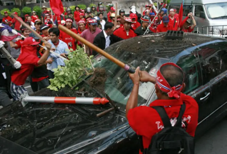 Ein-Auto-in-dem-Abhisit-vermutet-wird-greifen-die-Demonstranten-an