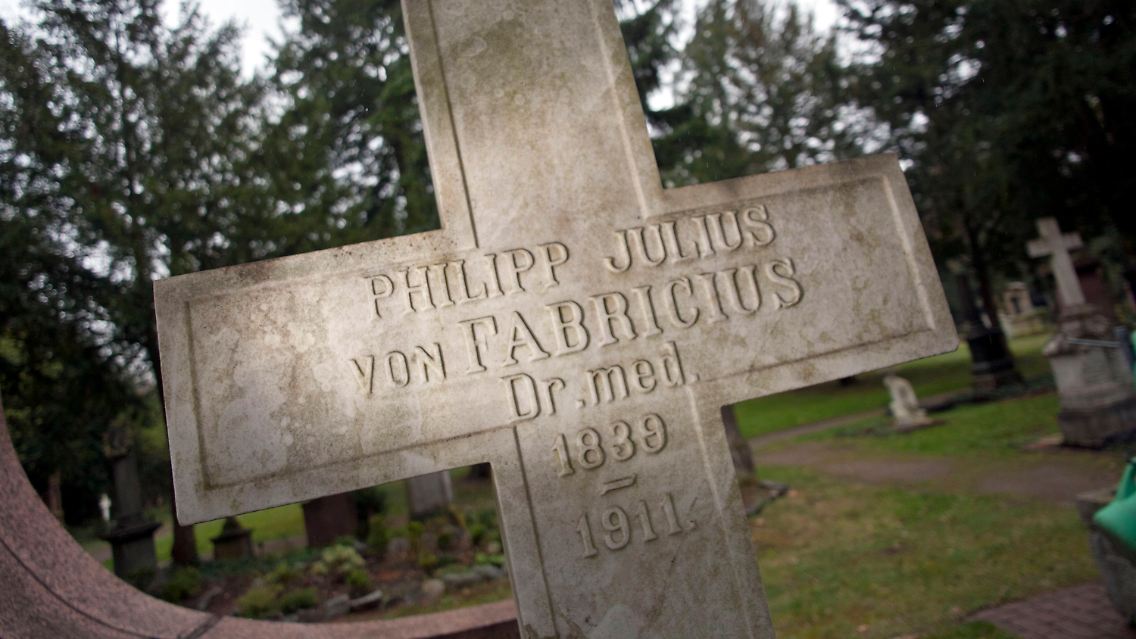 Das Kreuz auf dem Grab des 1911 verstorbenen Philipp Julius von Fabricius auf dem Frankfurter Hauptfriedhof. Der 1911 verstorbene Arzt gilt als das Urbild des "Zappel-Philipp" aus Heinrich Hoffmanns Bilderbuchklassiker "Der Struwwelpeter".