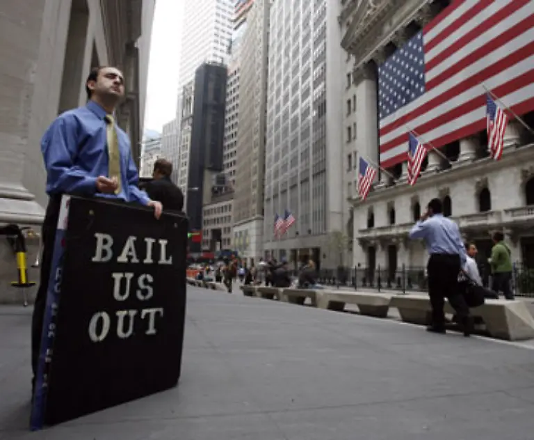 Helft-uns-aus-der-Klemme-fordert-dieser-Demonstrant-vor-der-New-Yorker-Boerse