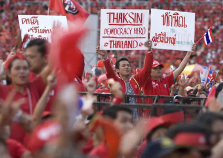 Auf-der-einen-Seite-stehen-die-roten-Anhaenger-des-Multimillionaers-Thaksin-die-seine-populistische-Politik-mit-Krankenversorgung-und-Mikrokrediten-fuer-Arme-unterstuetzen