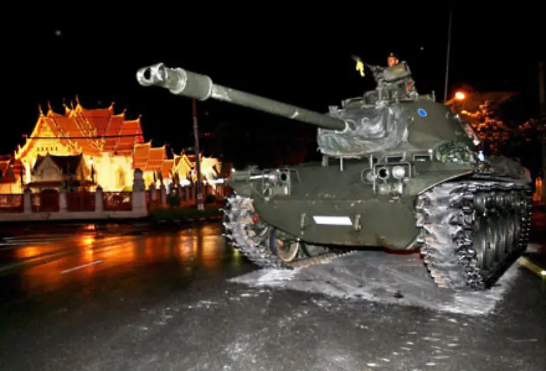 Im-September-2006-wird-der-gewaehlte-Premier-Thaksin-durch-einen-Militaerputsch-unterstuetzt-von-der-Volksallianz-fuer-die-Demokratie-PAD-gestuerzt-Kabinett-und-Senat-werden-aufgeloest