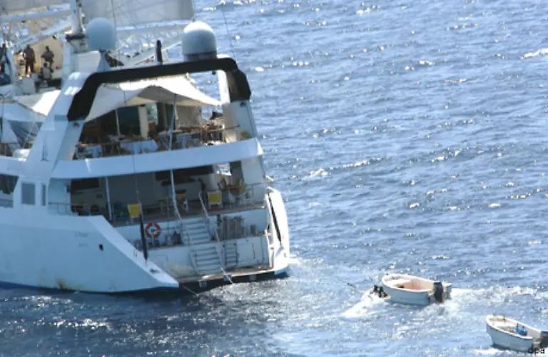 Um-die-Seeraeuber-zu-stoppen-entsendet-die-EU-und-die-USA-Kriegsschiffe-Aufklaerungsflugzeuge-und-Elitesoldaten-an-das-Horn-von-Afrika-Die-EU-will-so-die-wichtigen-Seerouten-vom-Suezkanal-in-Richtung-des-Persischen-Golfes-und-Ostasien-schuetzen