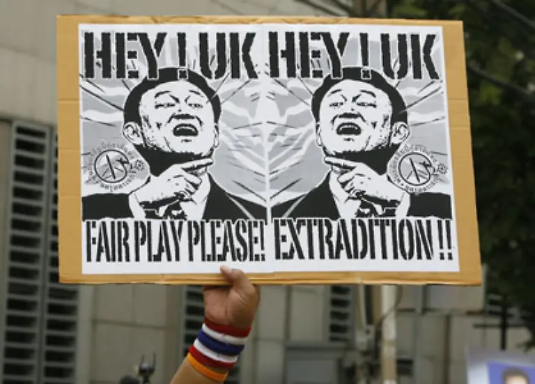 Anlass-ist-eine-geplante-Verfassungsaenderung-die-Opposition-befuerchtet-dass-Thaksin-damit-um-eine-Verurteilung-herumkommen-koennte