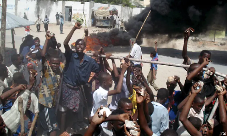 Armut-Hunger-und-staendiger-Aufruhr-bestimmen-das-Leben-in-diesem-Staat-der-eigentlich-keiner-mehr-ist-ein-idealer-Naehrboden-fuer-die-zunehmende-Kriminalitaet-zu-Lande-und-zu-Wasser