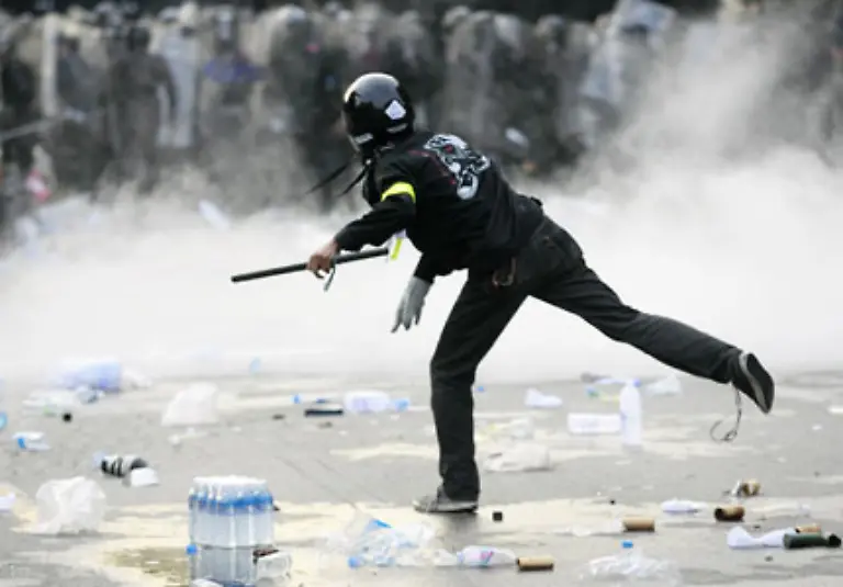 zwischen-Polizei-und-gelben-Demonstranten