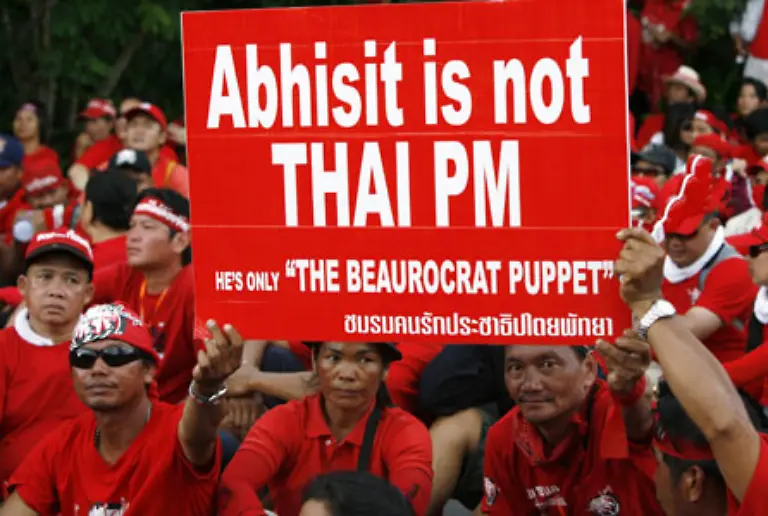 Somchais-Nachfolger-Abhisit-von-der-bisherigen-Opposition-kommt-ins-Amt-nicht-durch-Neuwahlen-sondern-weil-mehrere-kleine-Parteien-das-Lager-wechseln