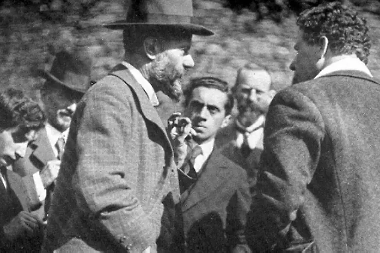 Der-Staat-ist-diejenige-menschliche-Gemeinschaft-welche-innerhalb-eines-bestimmten-Gebietes-das-Monopol-auf-legitime-physische-Gewaltsamkeit-mit-Erfolg-fuer-sich-beansprucht