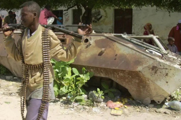 Die-UN-Missionen-UNOSOM-und-UNOSOM-II-schlugen-jedoch-fehl-Unter-dem-militaerischen-Druck-der-Warlords-zogen-sich-die-Truppen-1995-endgueltig-zurueck