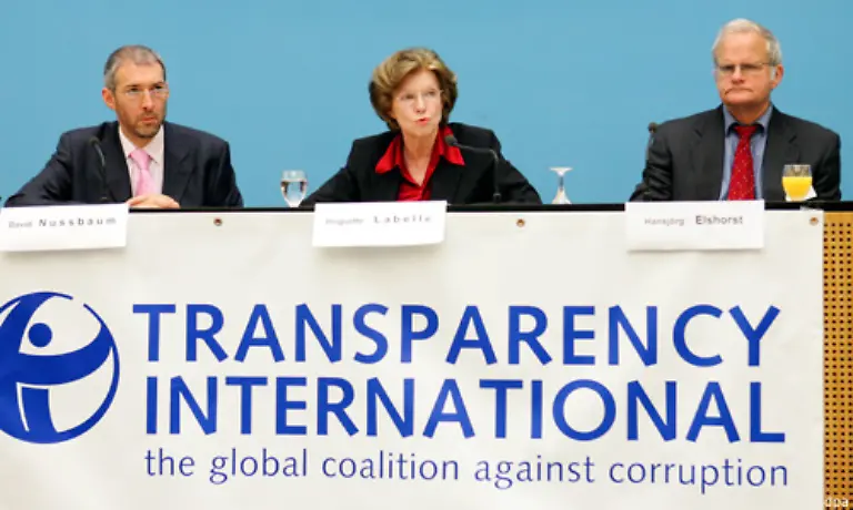 132-In-den-aermsten-Laendern-kann-das-Ausmass-von-Korruption-den-Ausschlag-ueber-Leben-oder-Tod-geben-wenn-es-um-Geld-fuer-sauberes-Trinkwasser-oder-Krankenhaeuser-geht-sagt-Huguette-Labelle-die-Vorsitzende-von-Transparency-International